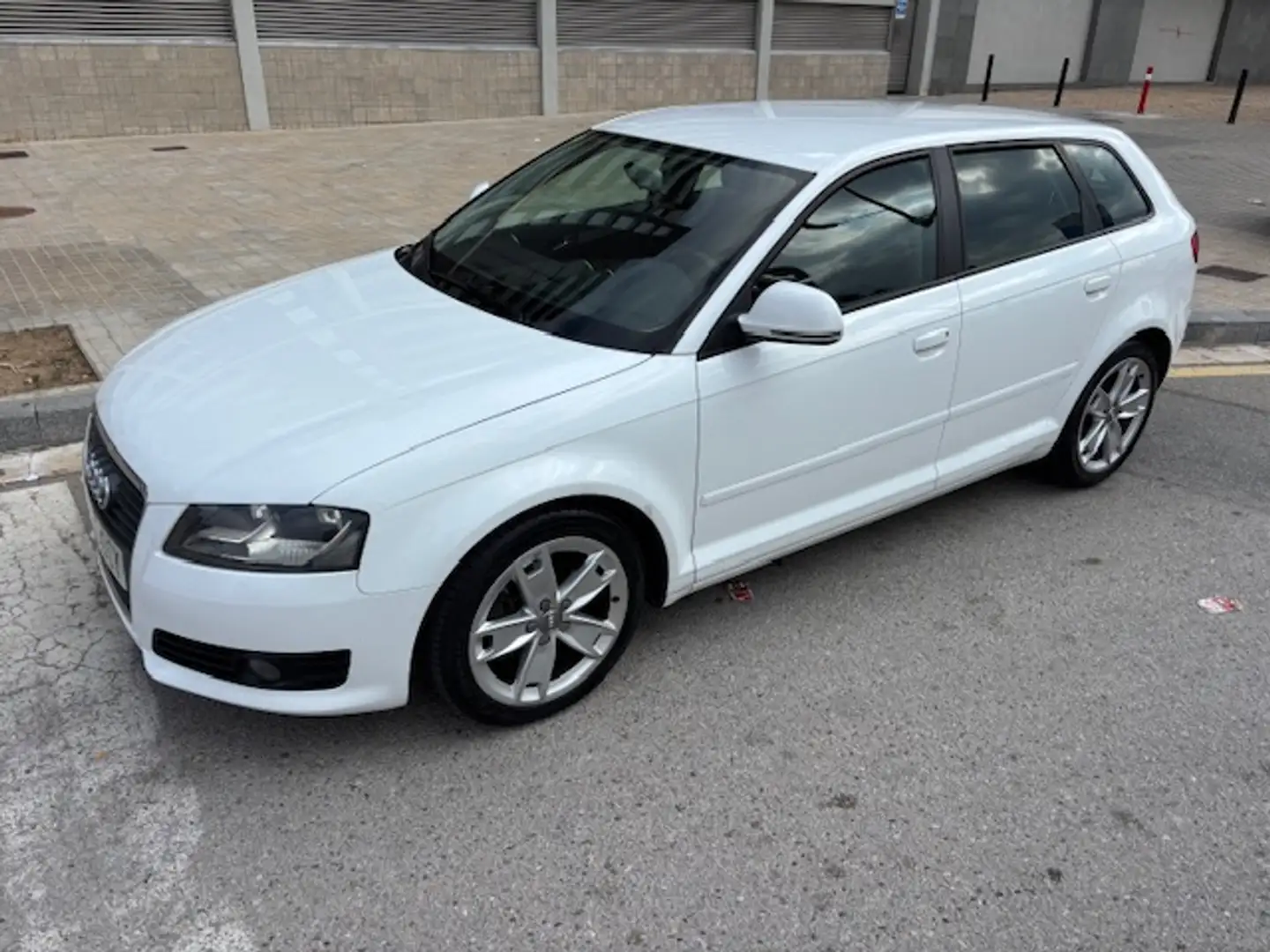 Audi A3 Sportback 2.0TDI Ambiente Weiß - 2