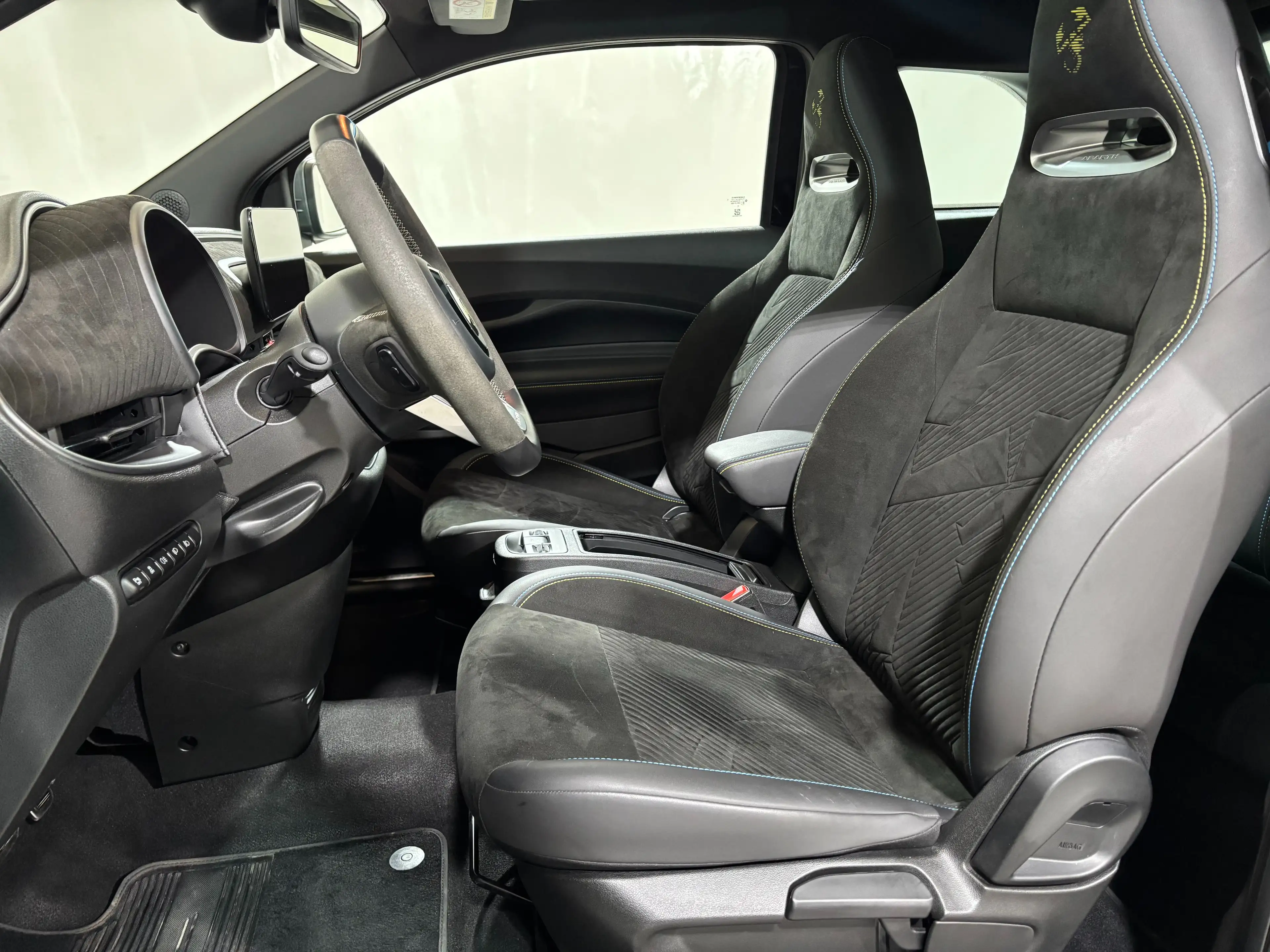 Abarth 500e * 42 kWh * Scorpionissima * Caméra * Carplay — photo 8