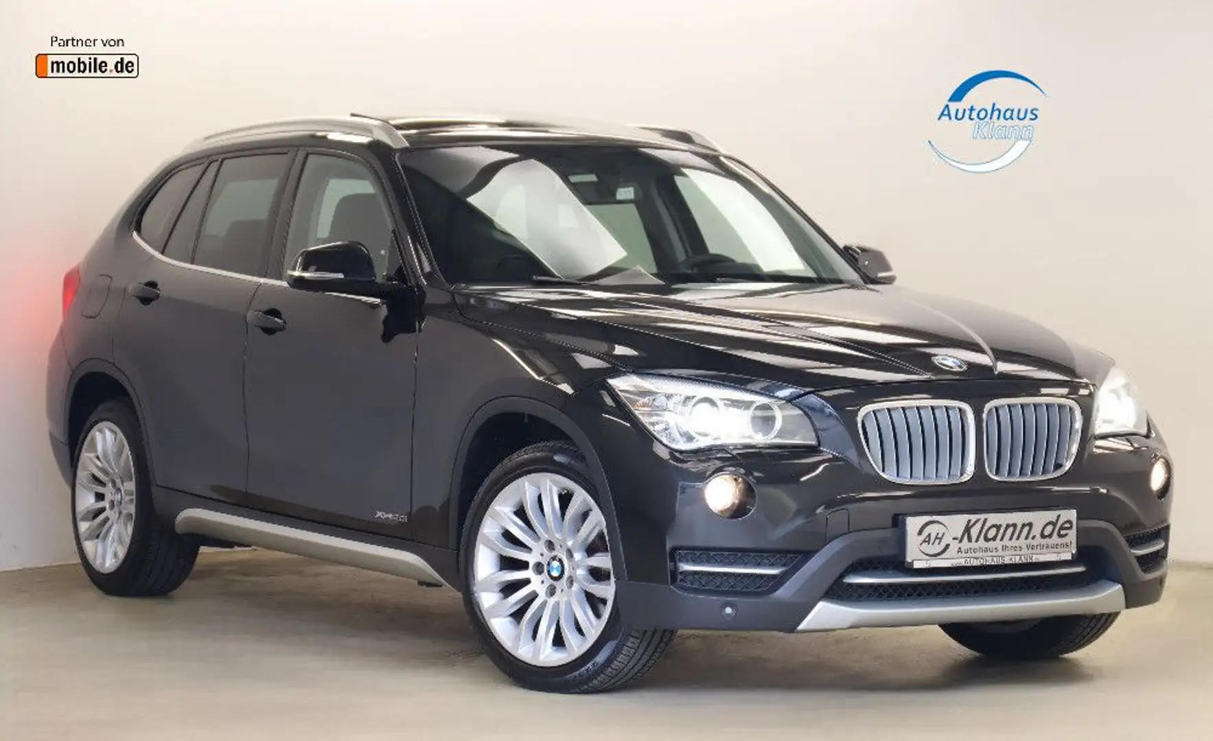 BMW X1 20i 184PS Automatik xLine xDrive Pano 1.Hand Black - 1