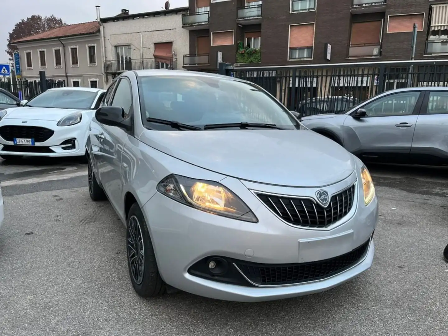 Lancia Ypsilon 1.0 FireFly 5 porte S&S Hybrid Ecochic Gold Argento - 2