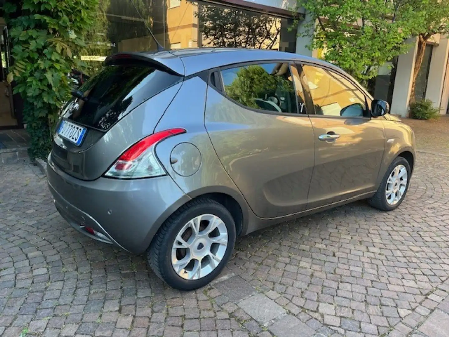 Lancia Ypsilon 1.3 MJT 5 porte Neopatentati Gris - 2
