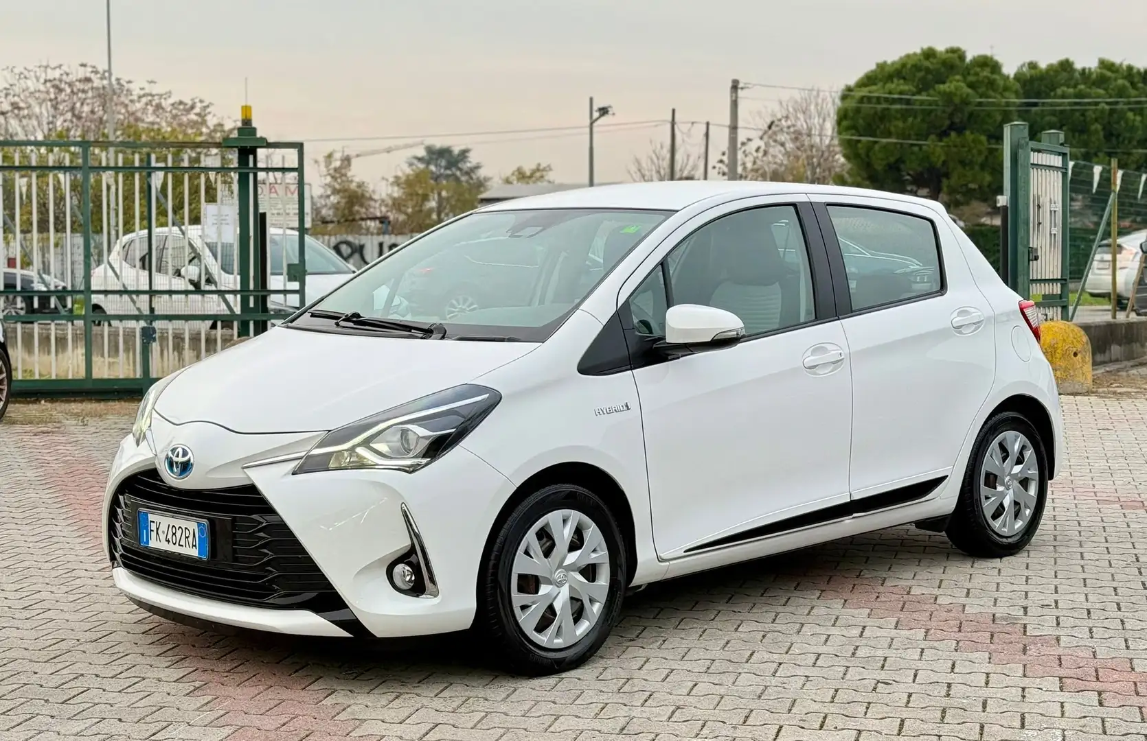 Toyota Yaris 5p 1.5h Cool Bianco - 1