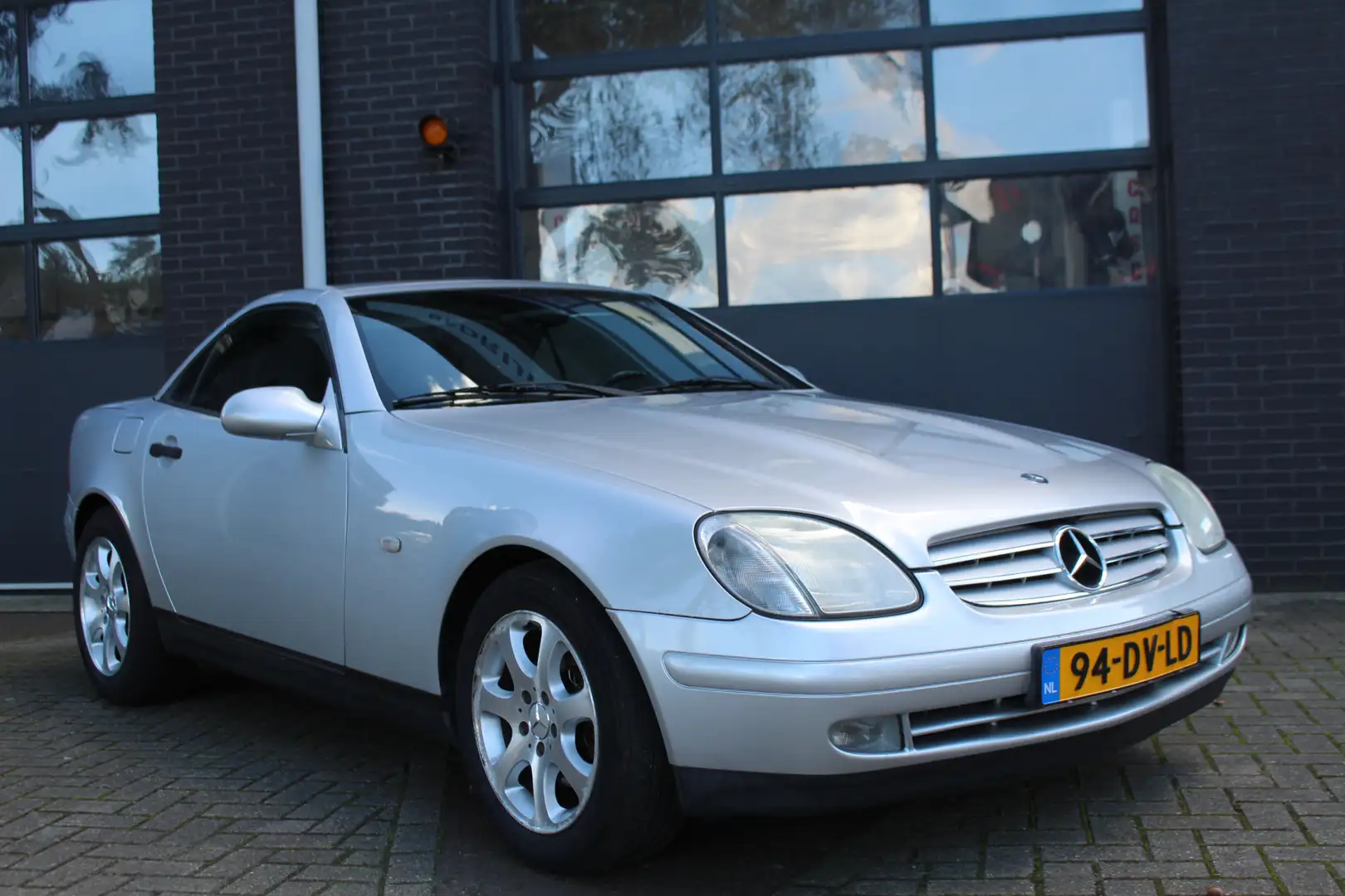 Mercedes-Benz SLK 200 ORIGINEEL NL! NIEUWE APK Grijs - 2