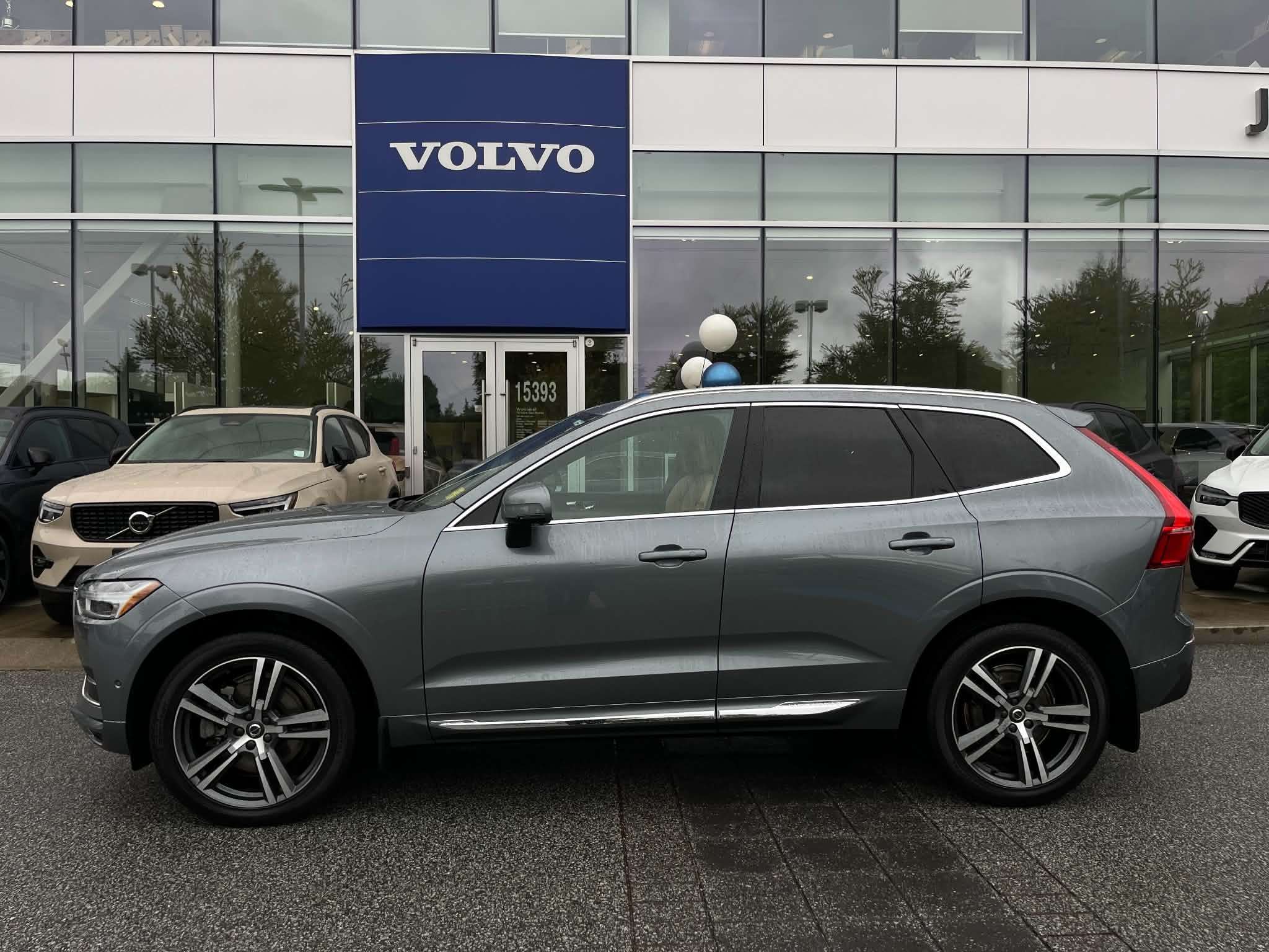 2019 Volvo XC60 T6 AWD Momentum alt 2
