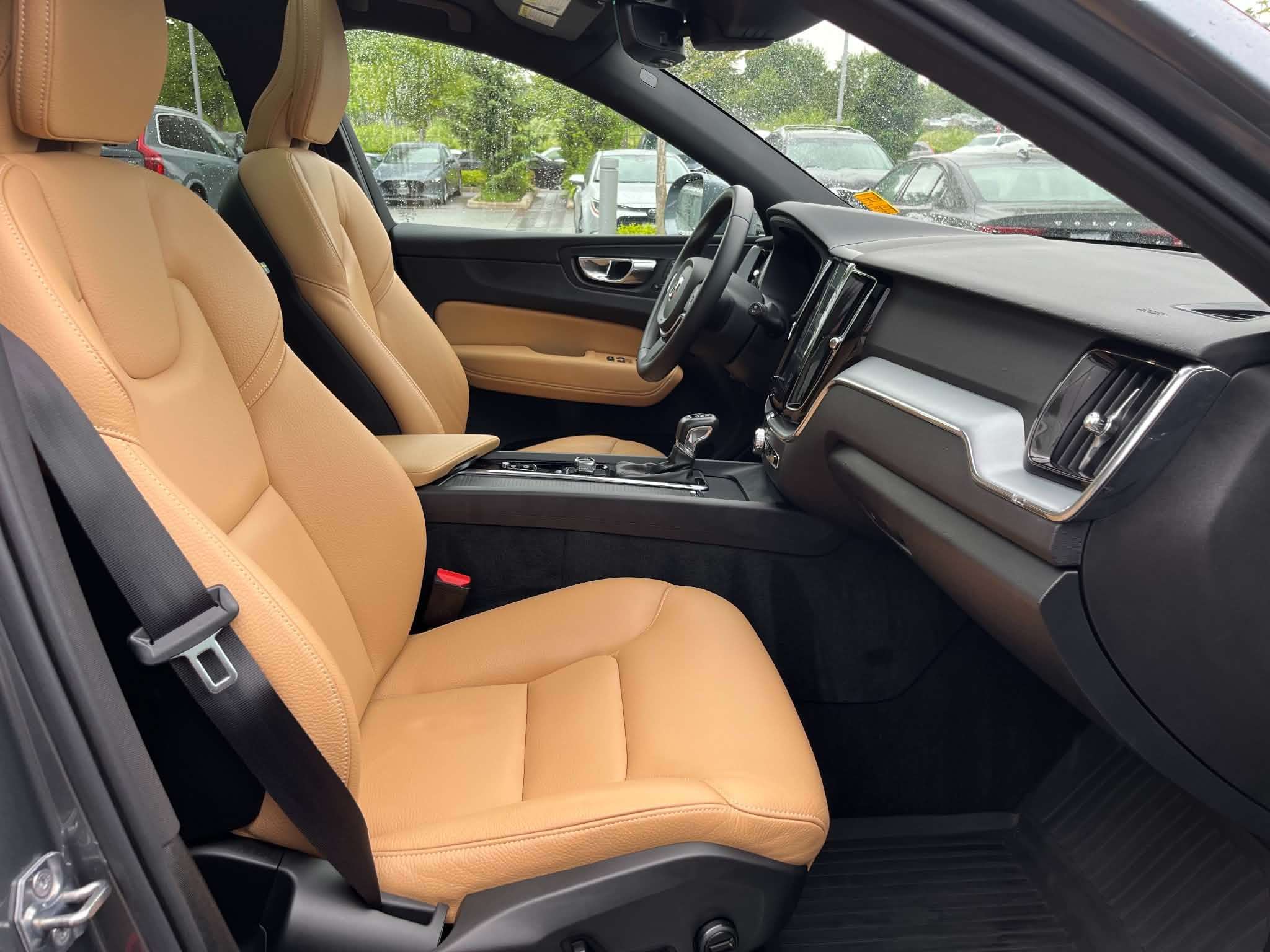 2019 Volvo XC60 T6 AWD Momentum thumb 16