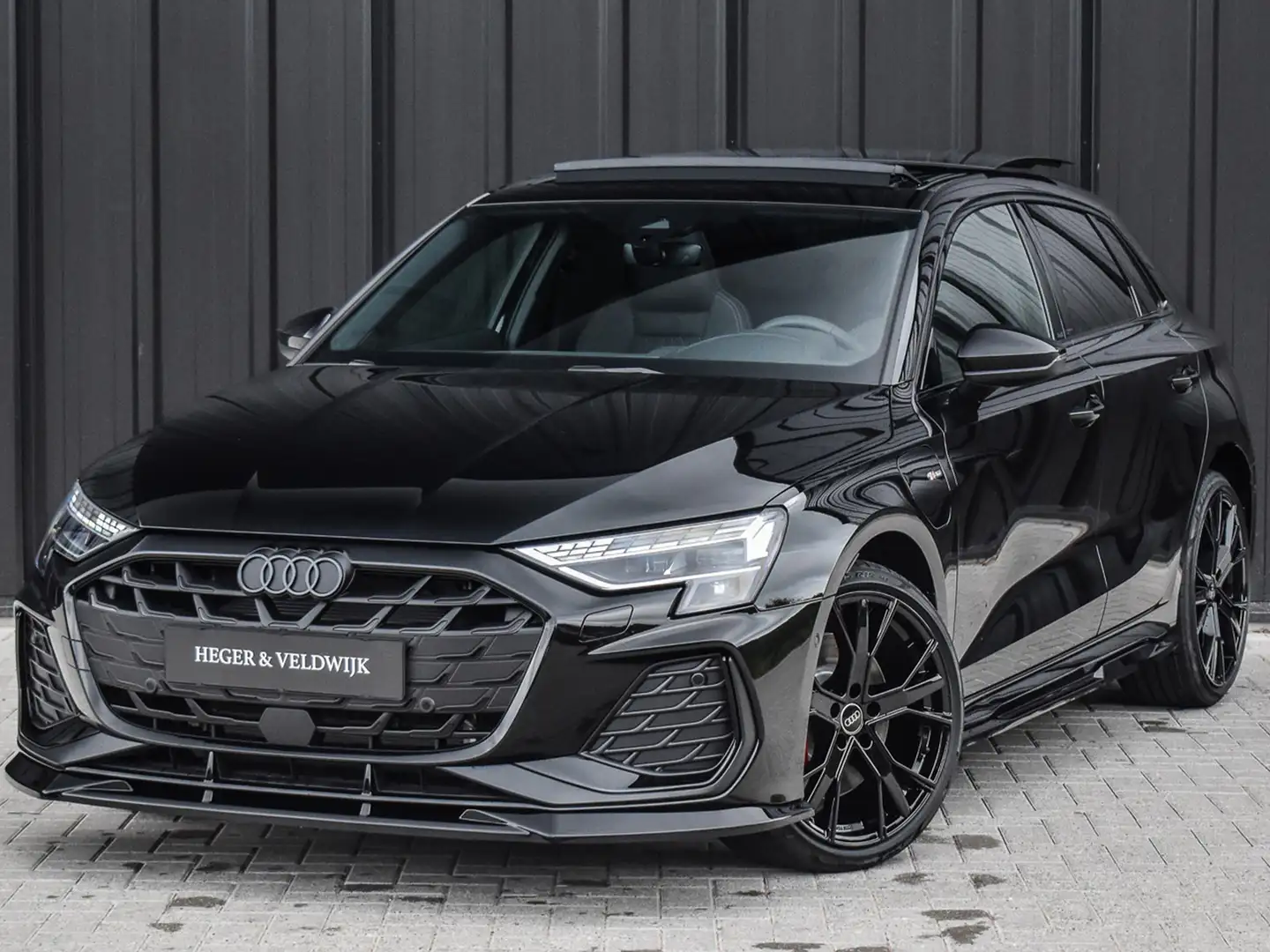Audi A3 Sportback 45 TFSI e S EDITION COMPETITION | PANORA Zwart - 2