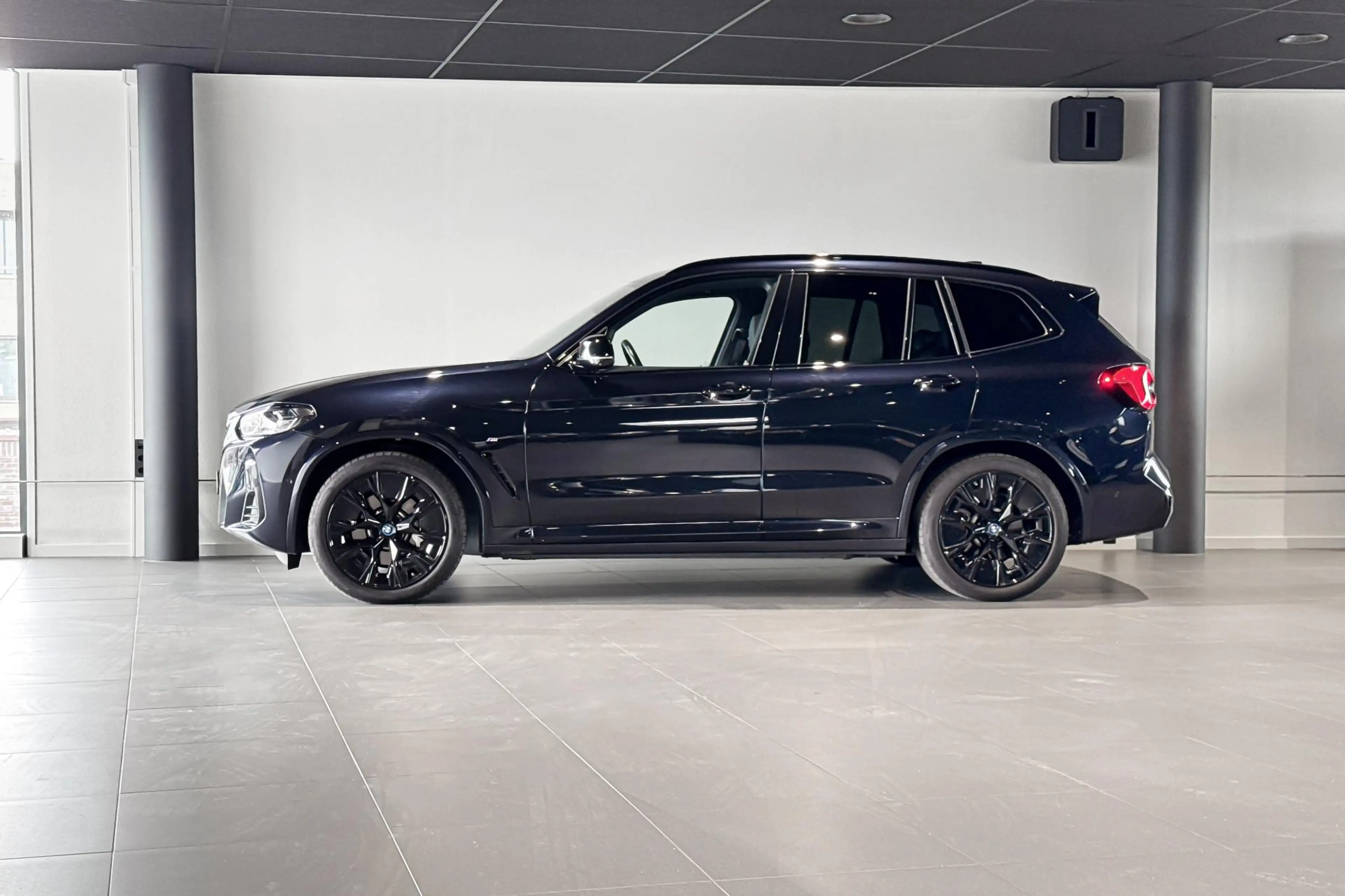 BMW iX3 High Executive 80 kWh | M Sport | Glazen Panoramad — photo 2