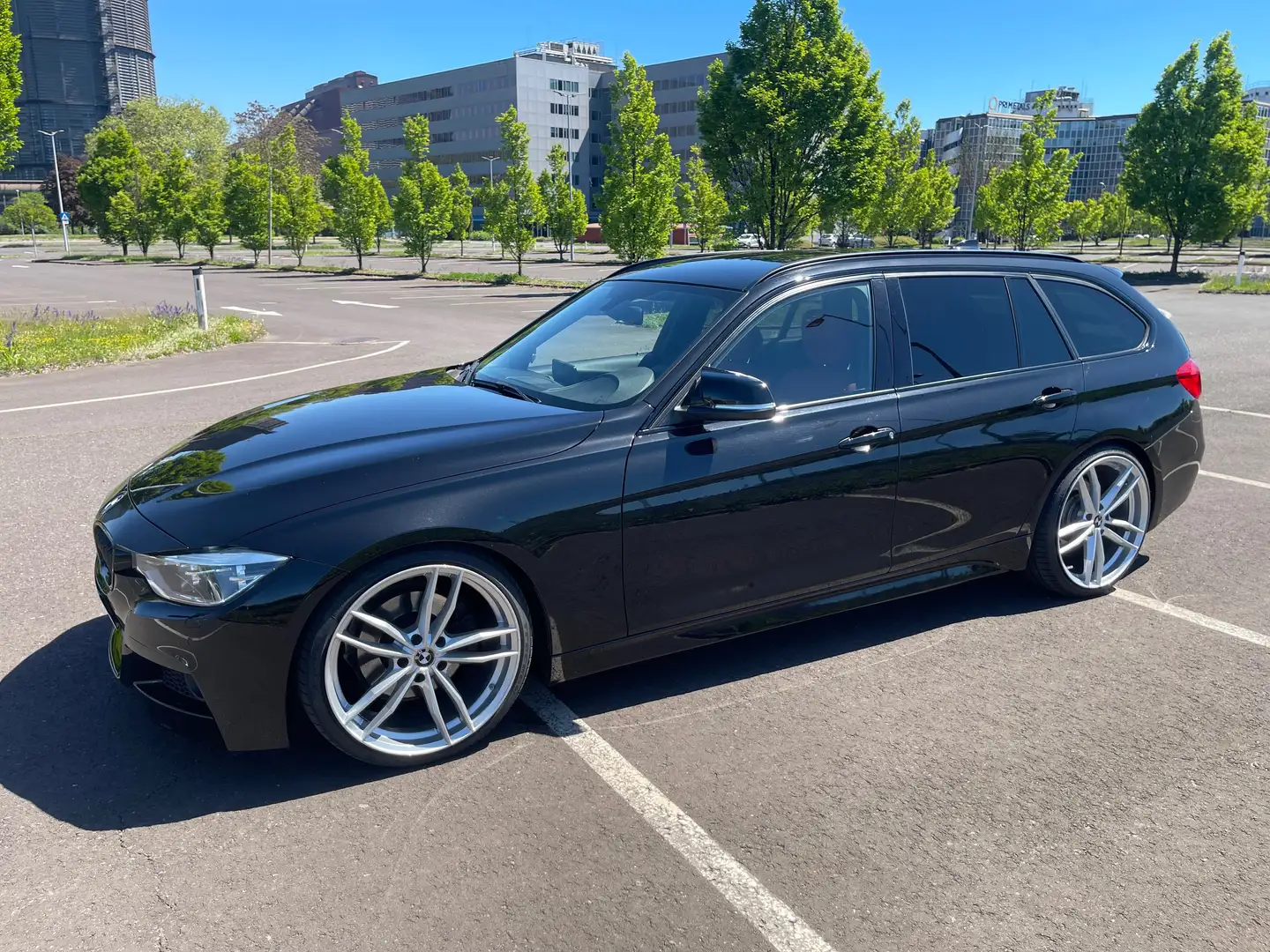 BMW 330 330d Touring M Sport Aut. Eibach pro S, Felgen 20“ Schwarz - 1