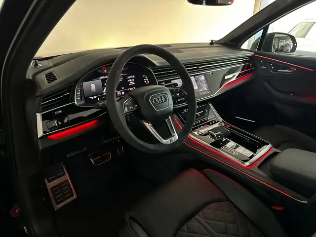 Audi Q7 view 11