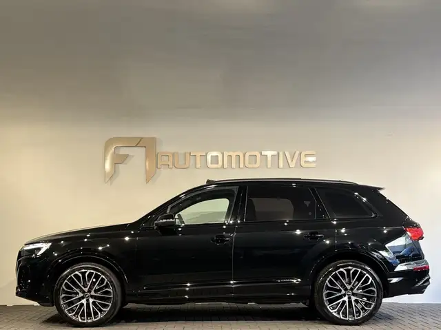 Audi Q7 view 8