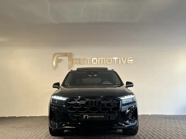 Audi Q7 view 2