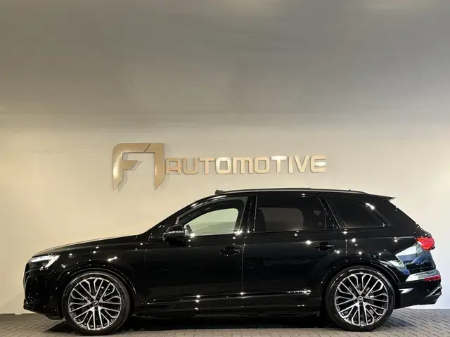 Audi Q7 view 7