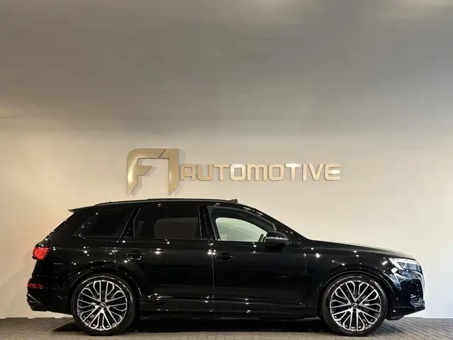 Audi Q7 view 10