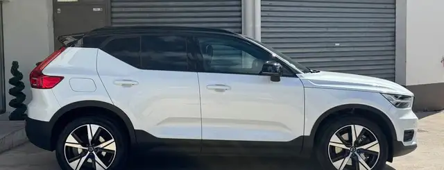 Volvo XC40 view 3