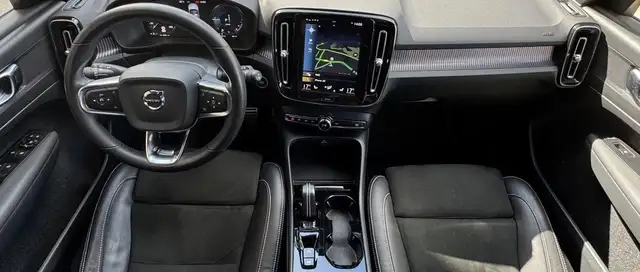 Volvo XC40 view 12
