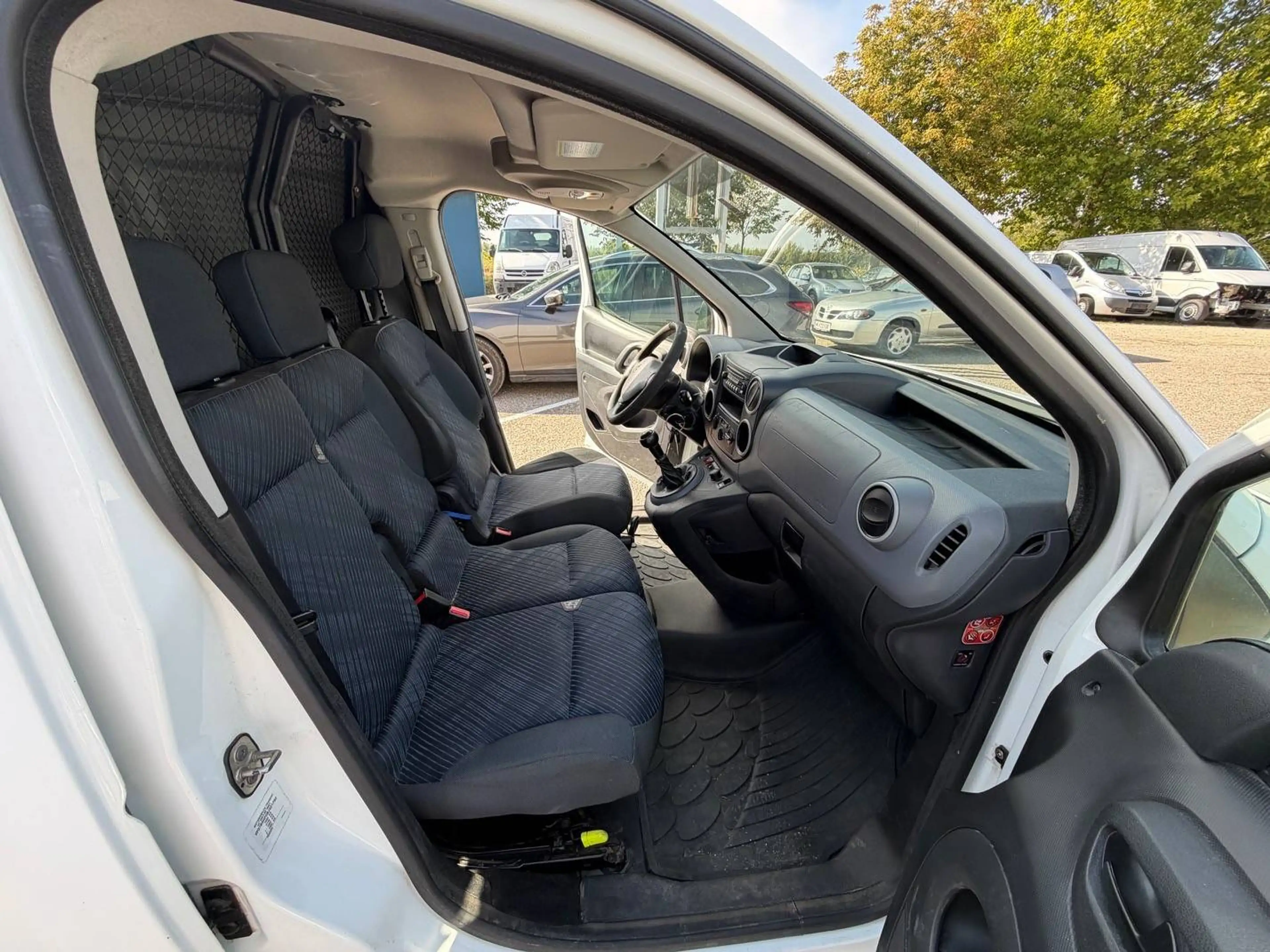 Peugeot Partner L1 Komfort*PickerlNEU*Klima*AHK*Dachträger* — photo 11