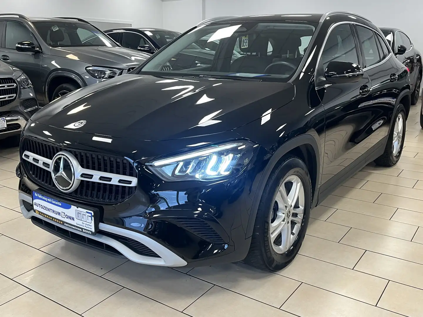 Mercedes-Benz GLA 180 ACC*LED*Navi*R-Cam*TeiLeder*SHZ*KlimaAu* Schwarz - 1