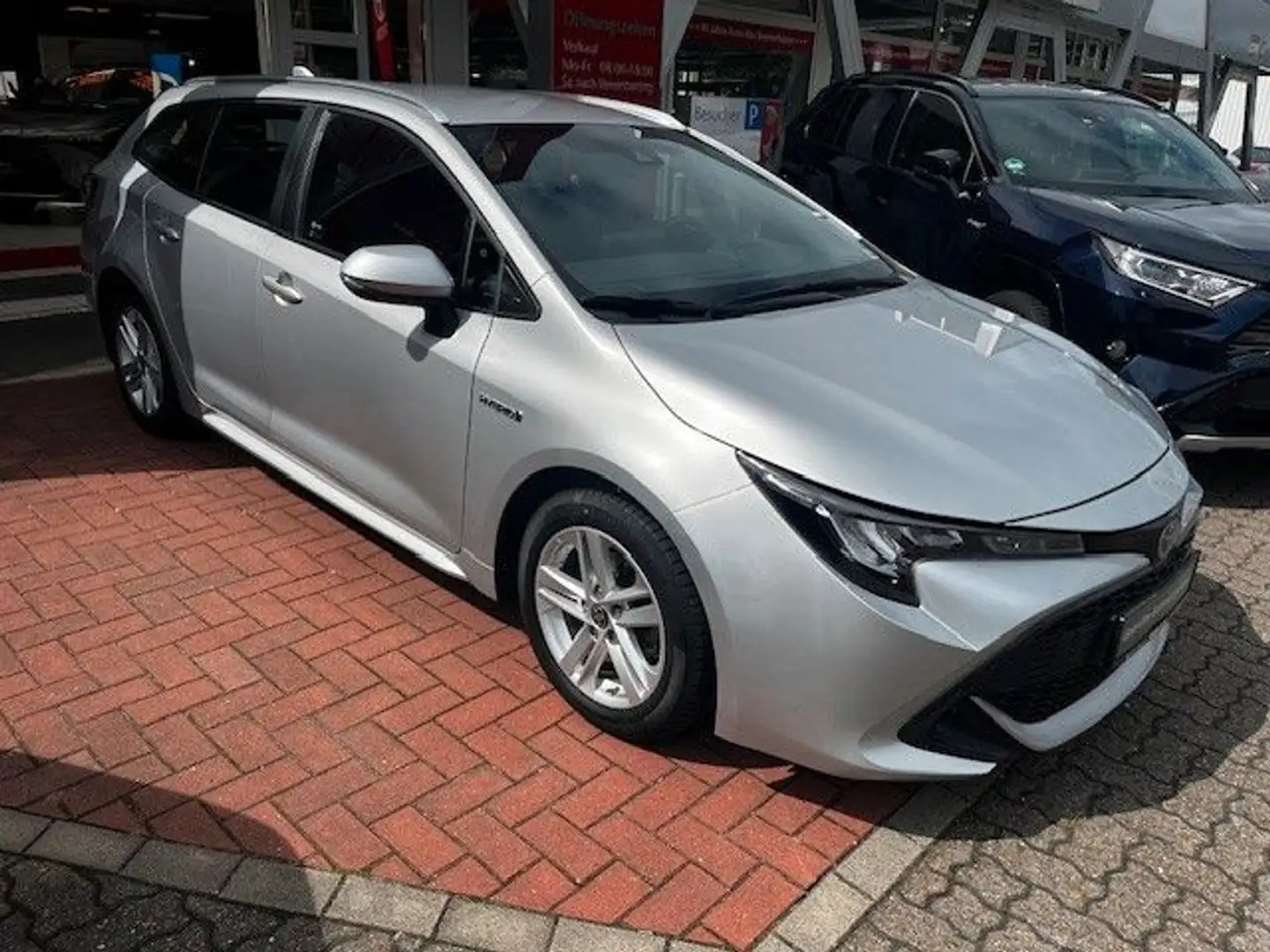 Toyota Corolla TS 1,8 Hybrid Business Edition Zilver - 1
