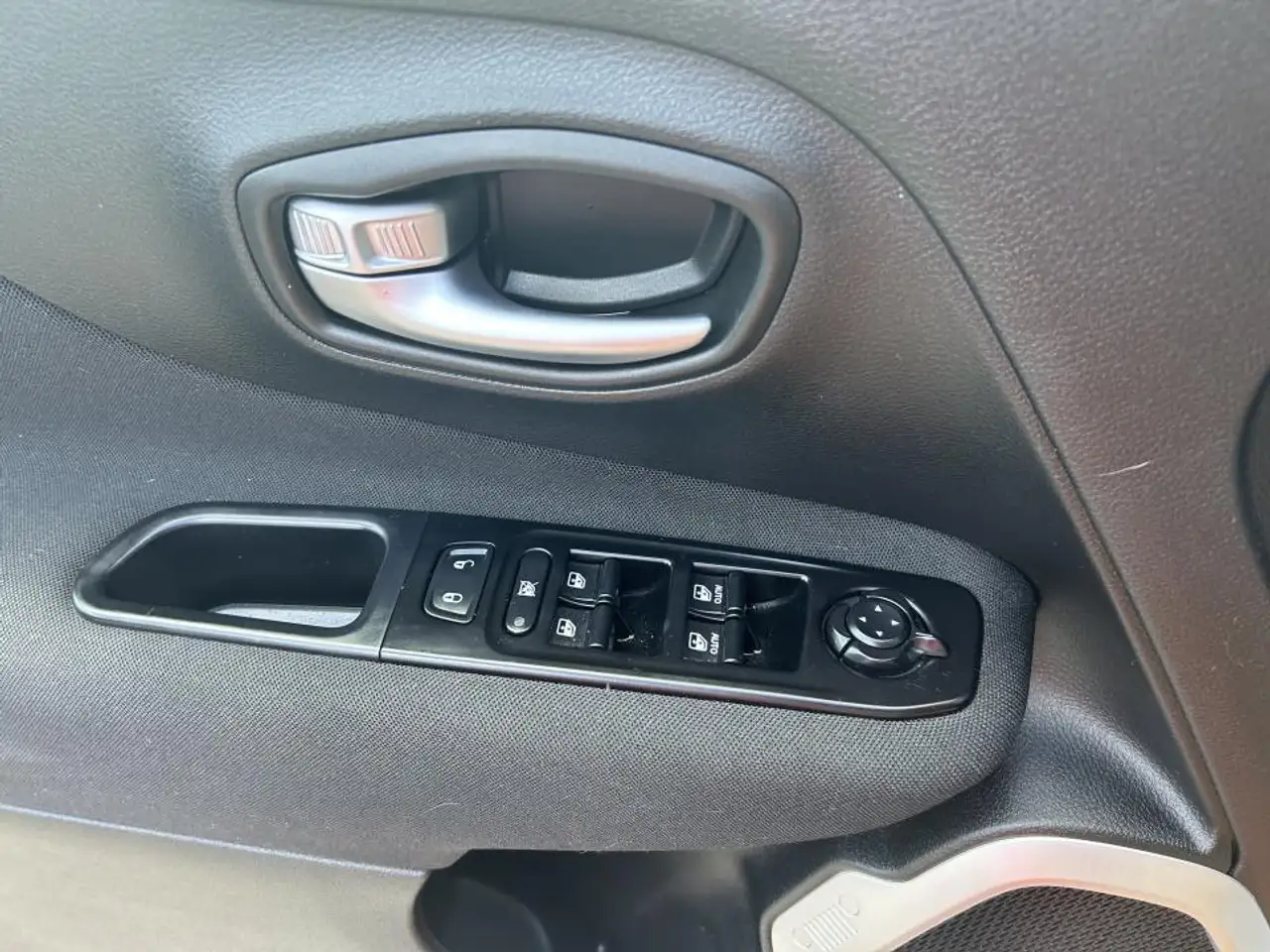 Jeep Renegade снимка Jeep Renegade