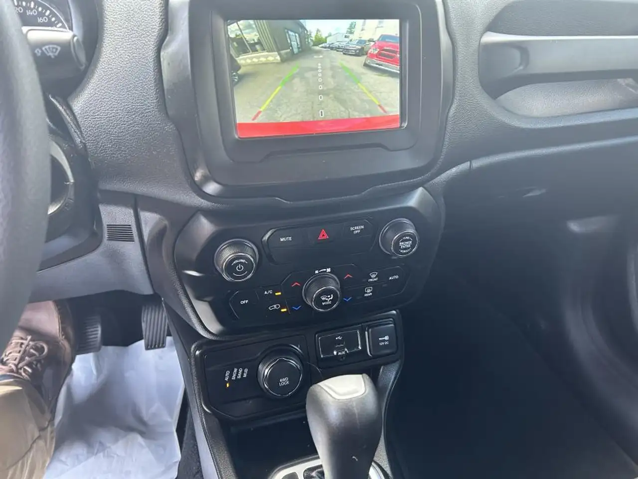 Jeep Renegade снимка Jeep Renegade