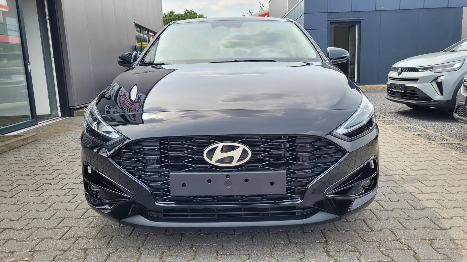 Hyundai i30 Family HB 1.6 GO*Navi*LED*Shzg*Lhzg*PDC*Cam*16Z... Schwarz - 2