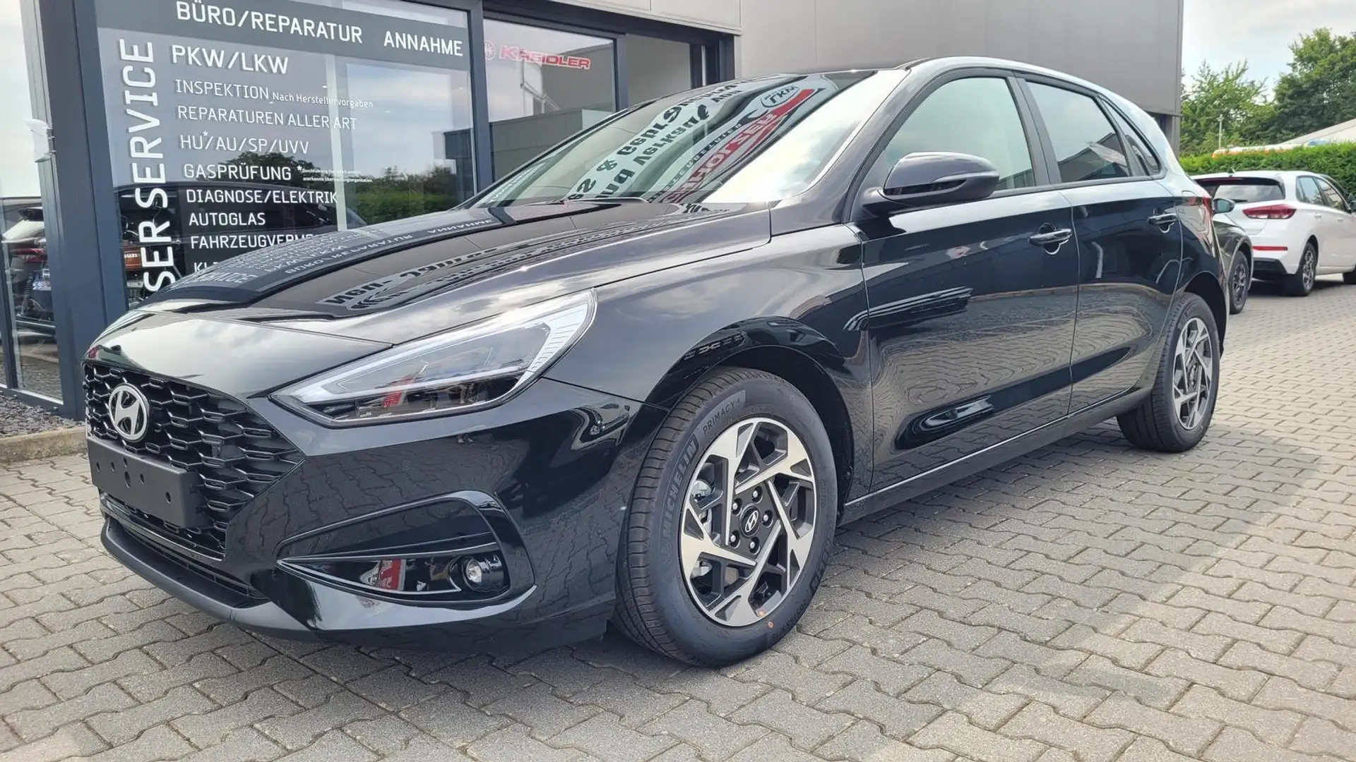 Hyundai i30 Family HB 1.6 GO*Navi*LED*Shzg*Lhzg*PDC*Cam*16Z... Schwarz - 1