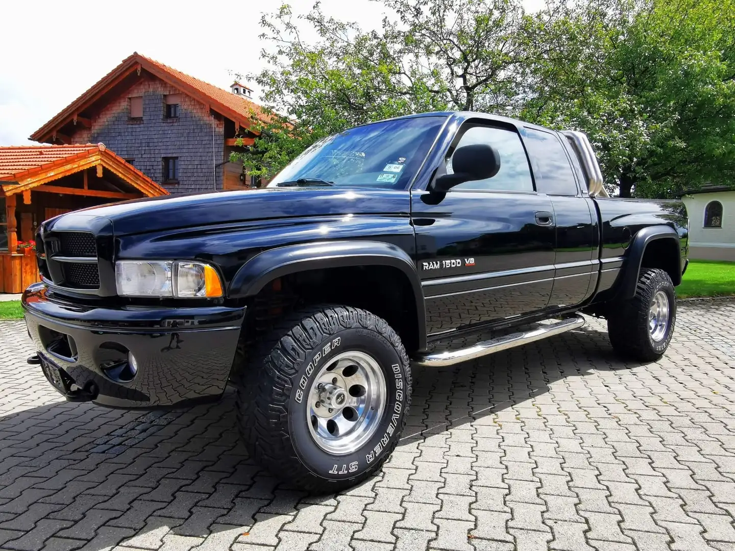 Dodge RAM 1500 Schwarz - 1