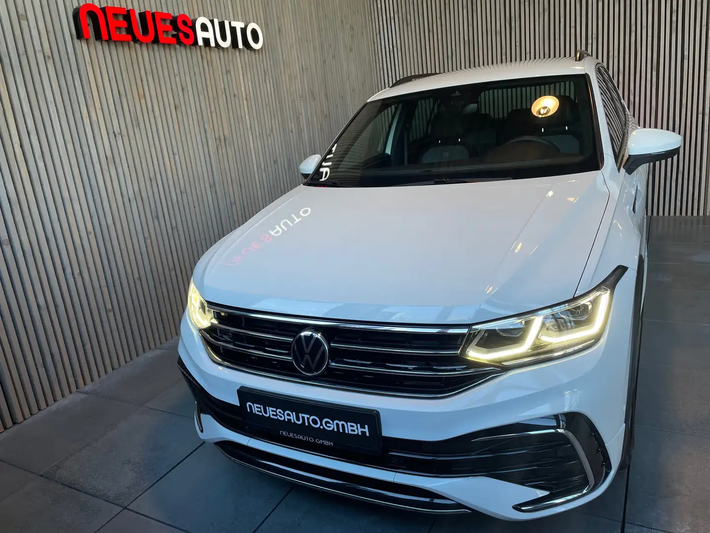 Volkswagen Tiguan R-Line 4Motion*DSG*AHK*Matrix*ACC*Standheizung* Weiß - 2
