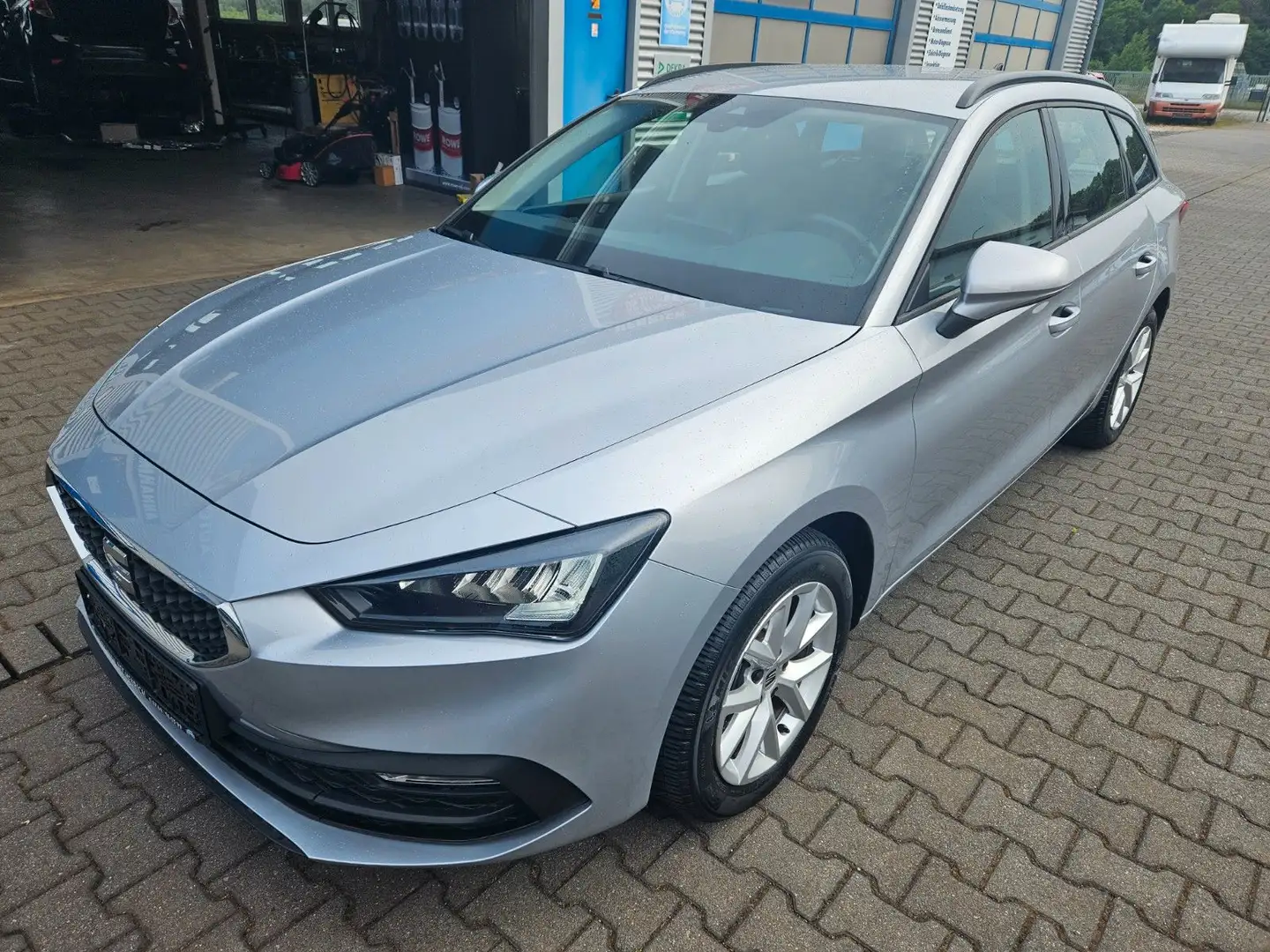 SEAT Leon Hybrid Sportstourer Style Navi PDC Tempomat Plateado - 1
