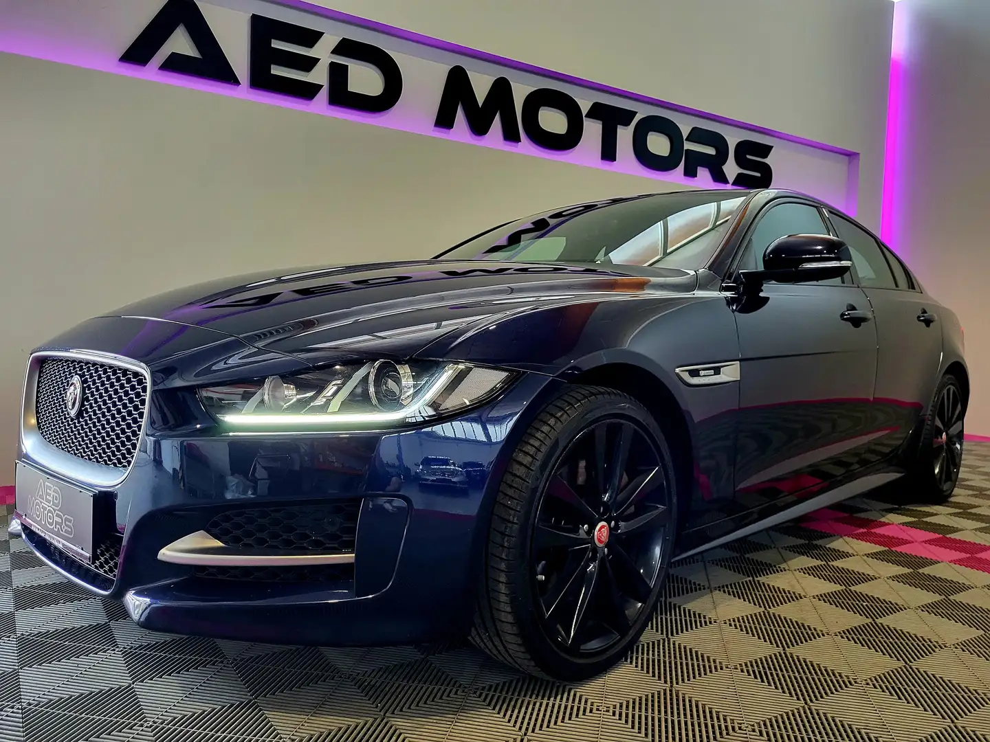 Jaguar XE 25d R-Sport AWD Aut. Modrá - 1