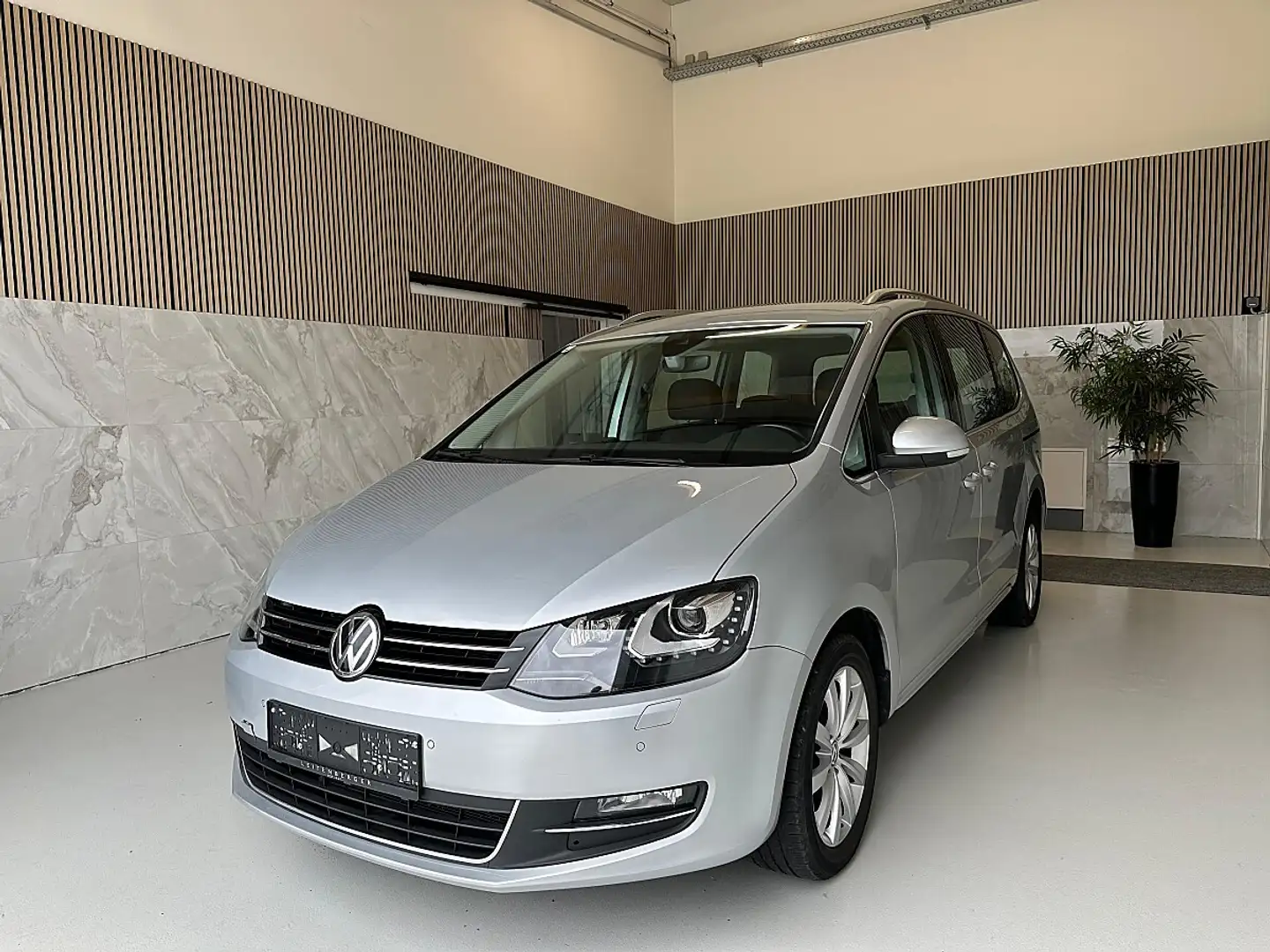 Volkswagen Sharan Business+ SCR 2,0 TDI NAVI Lederlenkrad, Servot... Silber - 1