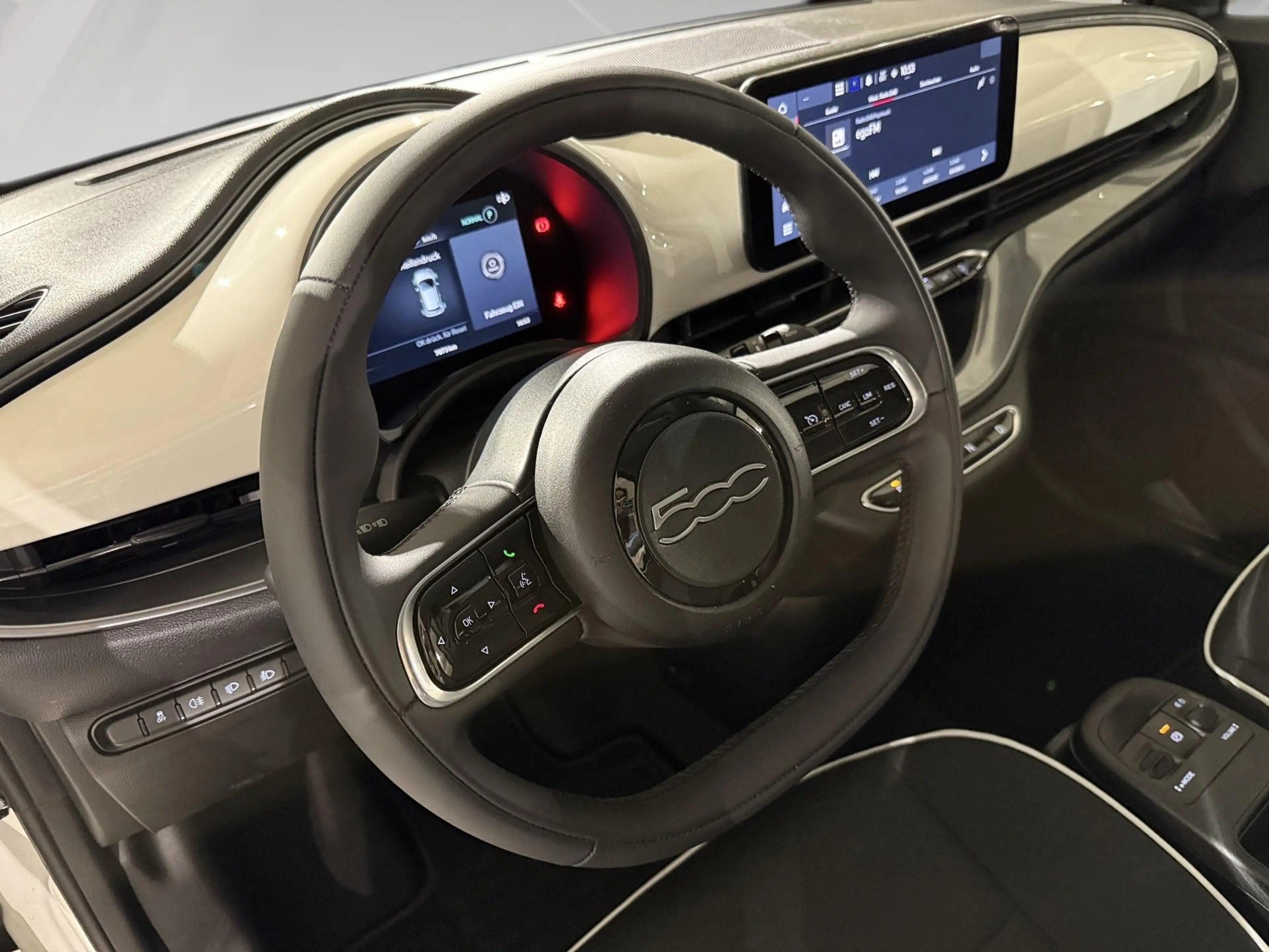 Fiat 500e 500e 42 kWh LIMO — photo 8