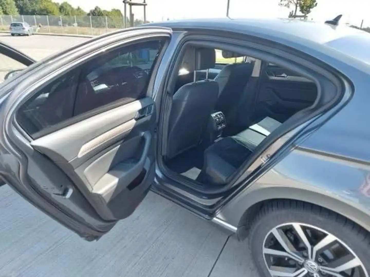 Volkswagen Passat Alltrack 2.0TDI BiT 4M DSG 176kW vehiculo blindado B4 - 2