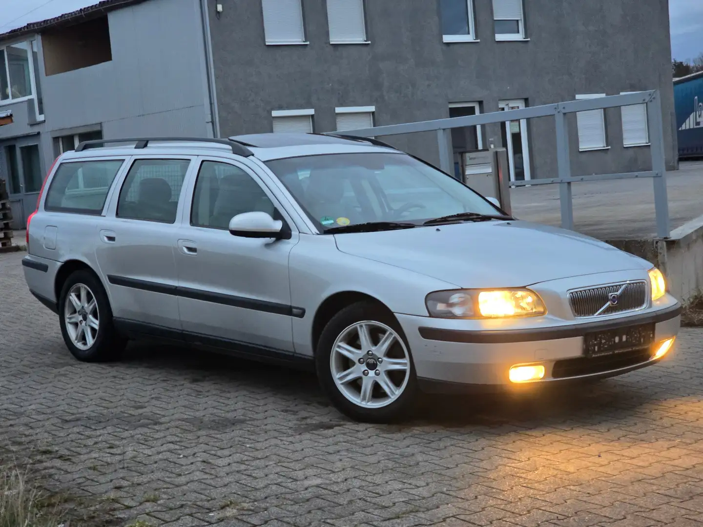 Volvo V70 2.4 (125kW) Gris - 1