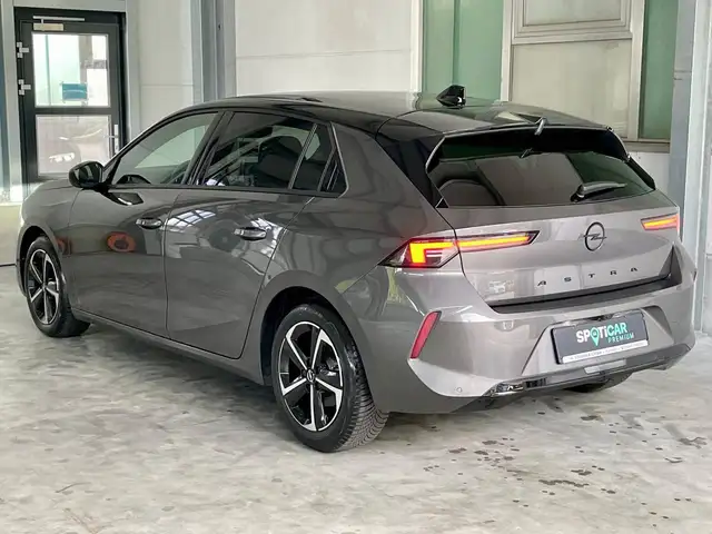 Opel Astra view 3