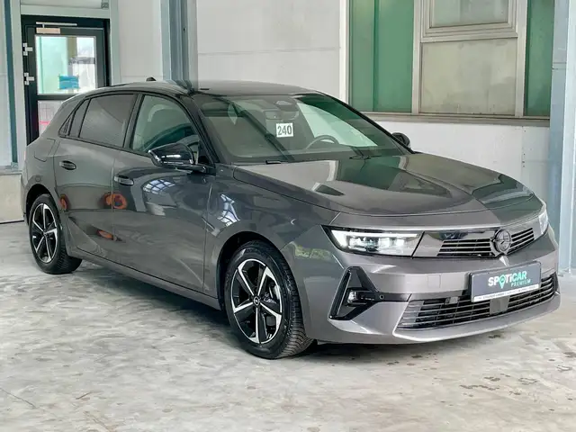 Opel Astra view 2
