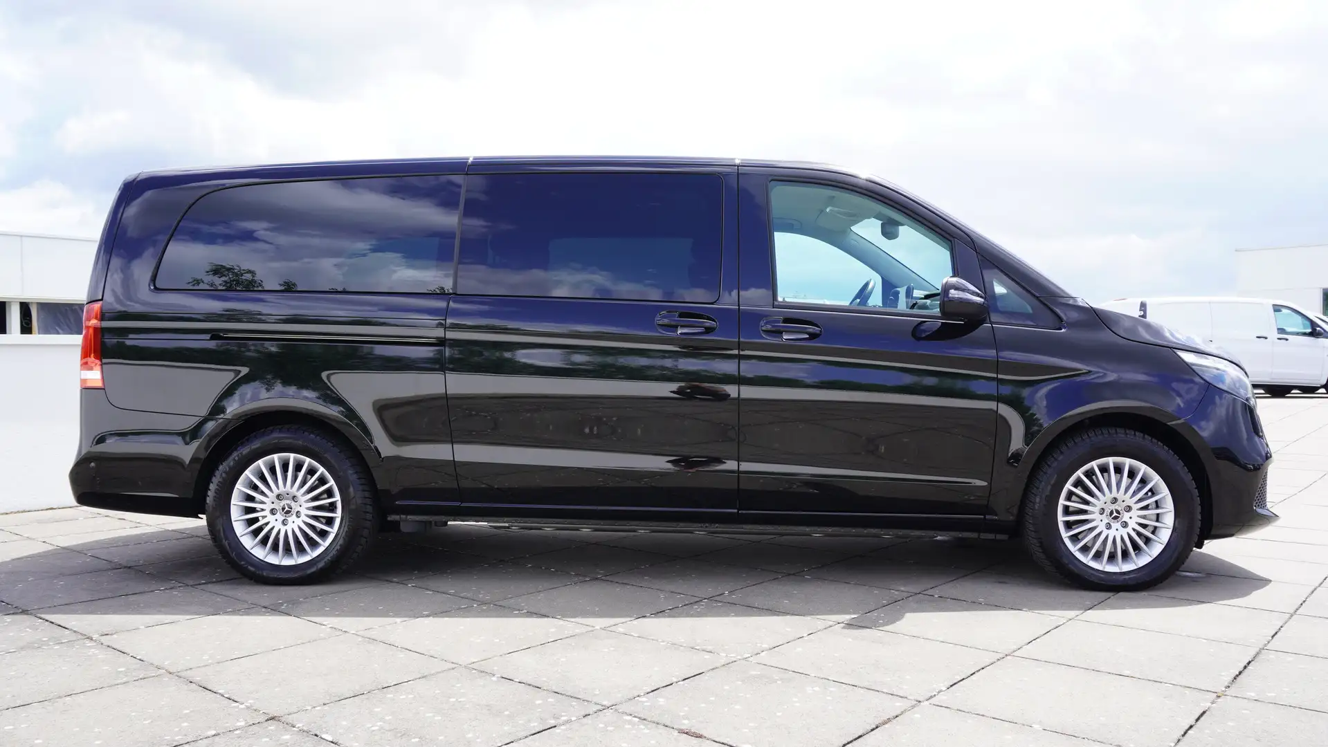 Mercedes-Benz EQV 300 PARKEERPAK/SPIEGELPAK/EASY PACK/LUXE COMBI/17 inch Zwart - 2