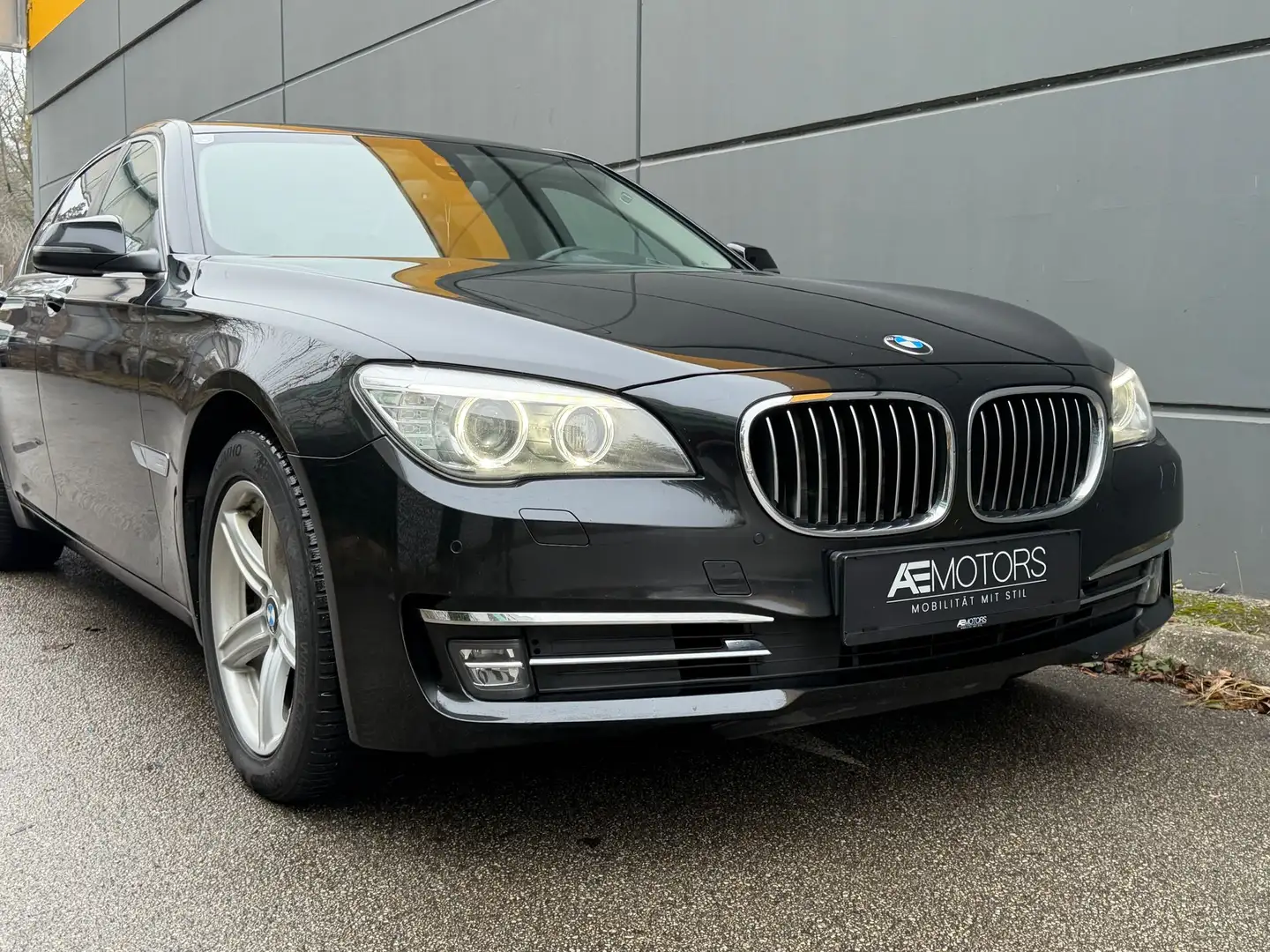 BMW 730 xDrive*MEGA VOLL*NAVI*HUD*SITZHZG*XENON*KREDIT MÖ Schwarz - 2