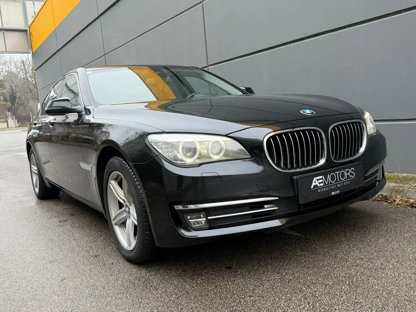 BMW 730 xDrive*MEGA VOLL*NAVI*HUD*SITZHZG*XENON*KREDIT MÖ Schwarz - 1