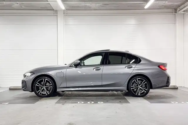 BMW 3 Series view 2