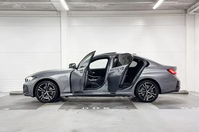 BMW 3 Series view 3