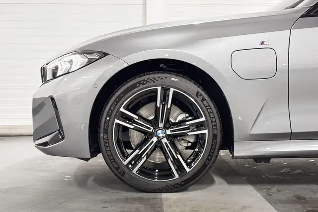 BMW 3 Series view 4