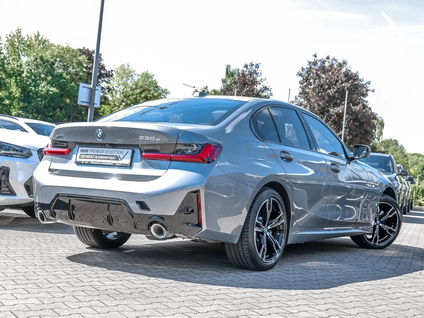 BMW 330 e xDrive M Sport HUD RFK NAVI Standh. LED LM Grau - 2
