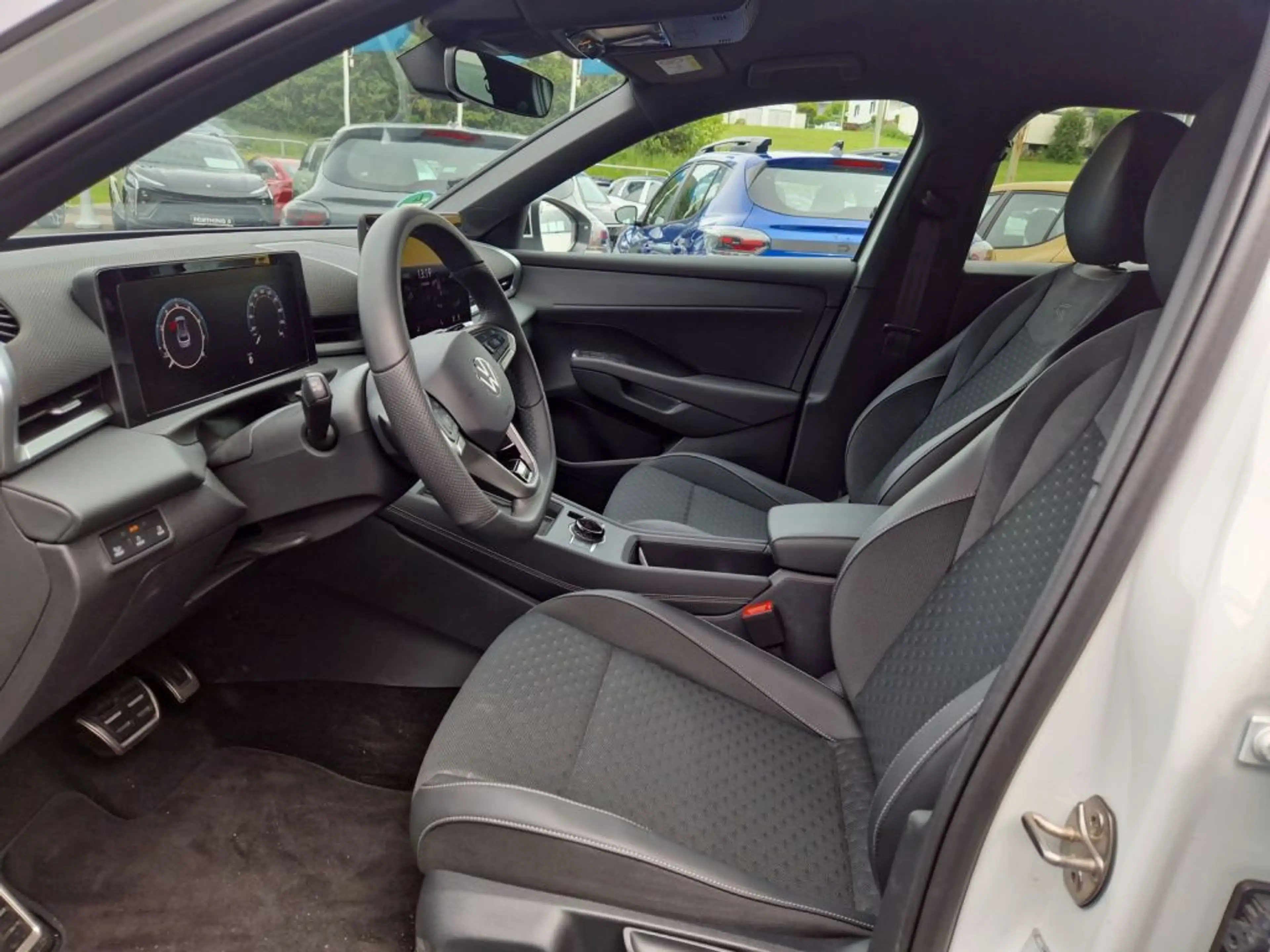 Volkswagen T-Roc 1.5 eTSI OPF DSG R-Line — photo 12