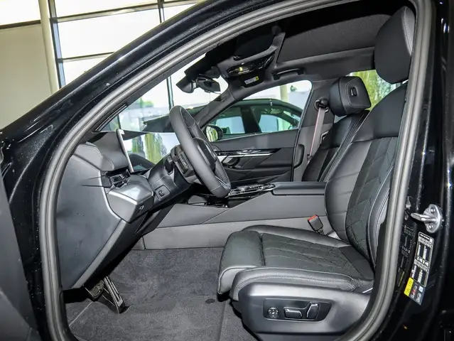 BMW 5 Series view 7