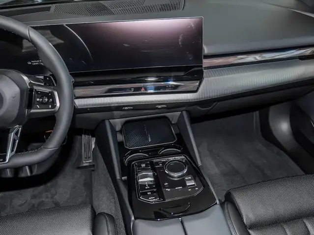 BMW 5 Series view 11