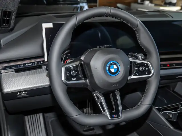 BMW 5 Series view 15