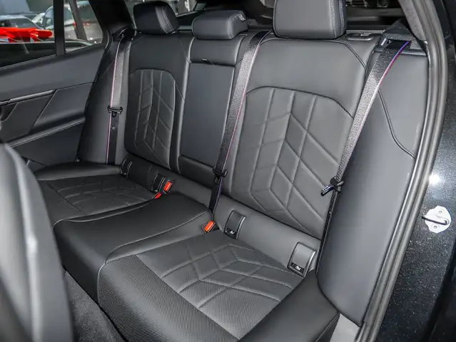 BMW 5 Series view 9
