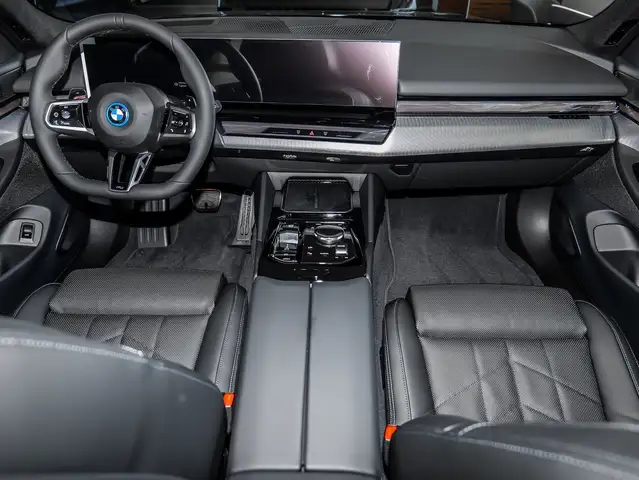 BMW 5 Series view 10