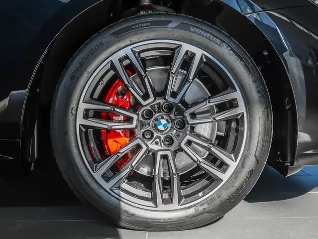 BMW 5 Series view 4